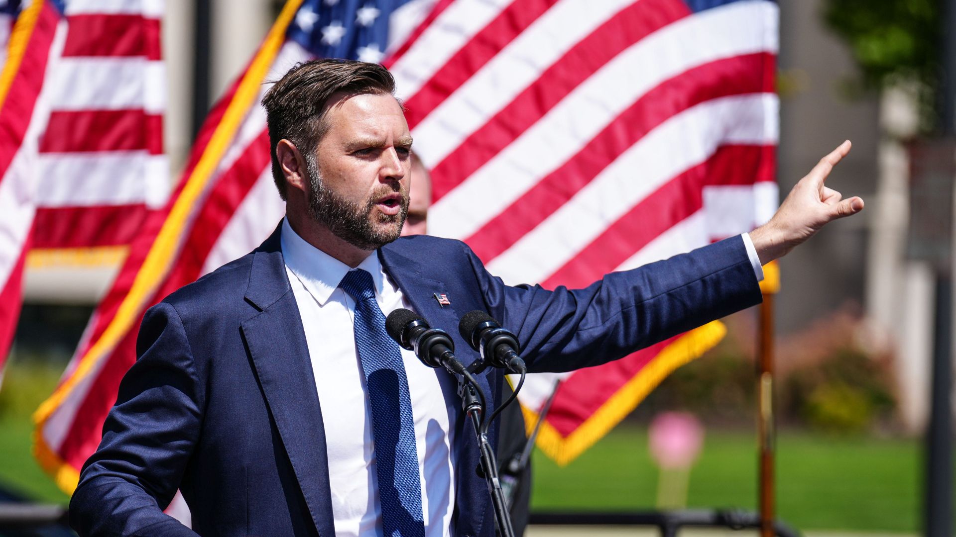 JD Vance Verbally Beats Hakeem Jeffries Down Over Violent ‘Fight in the Streets’ Comment [WATCH]