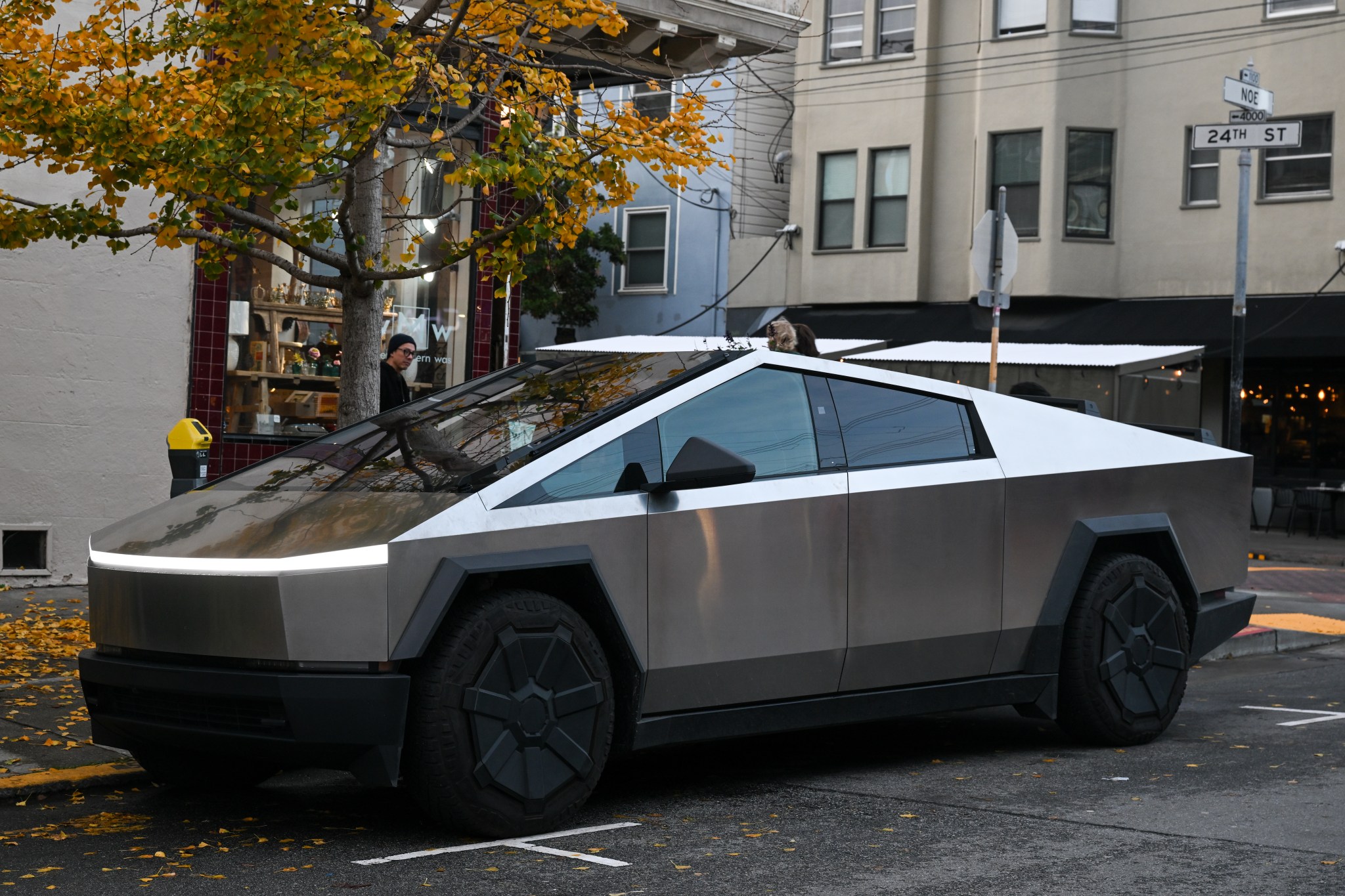 Elon Musk says he is ‘pretty sure’ Tesla isn’t getting $400 million sweetheart deal to make armored cars for the U.S. government