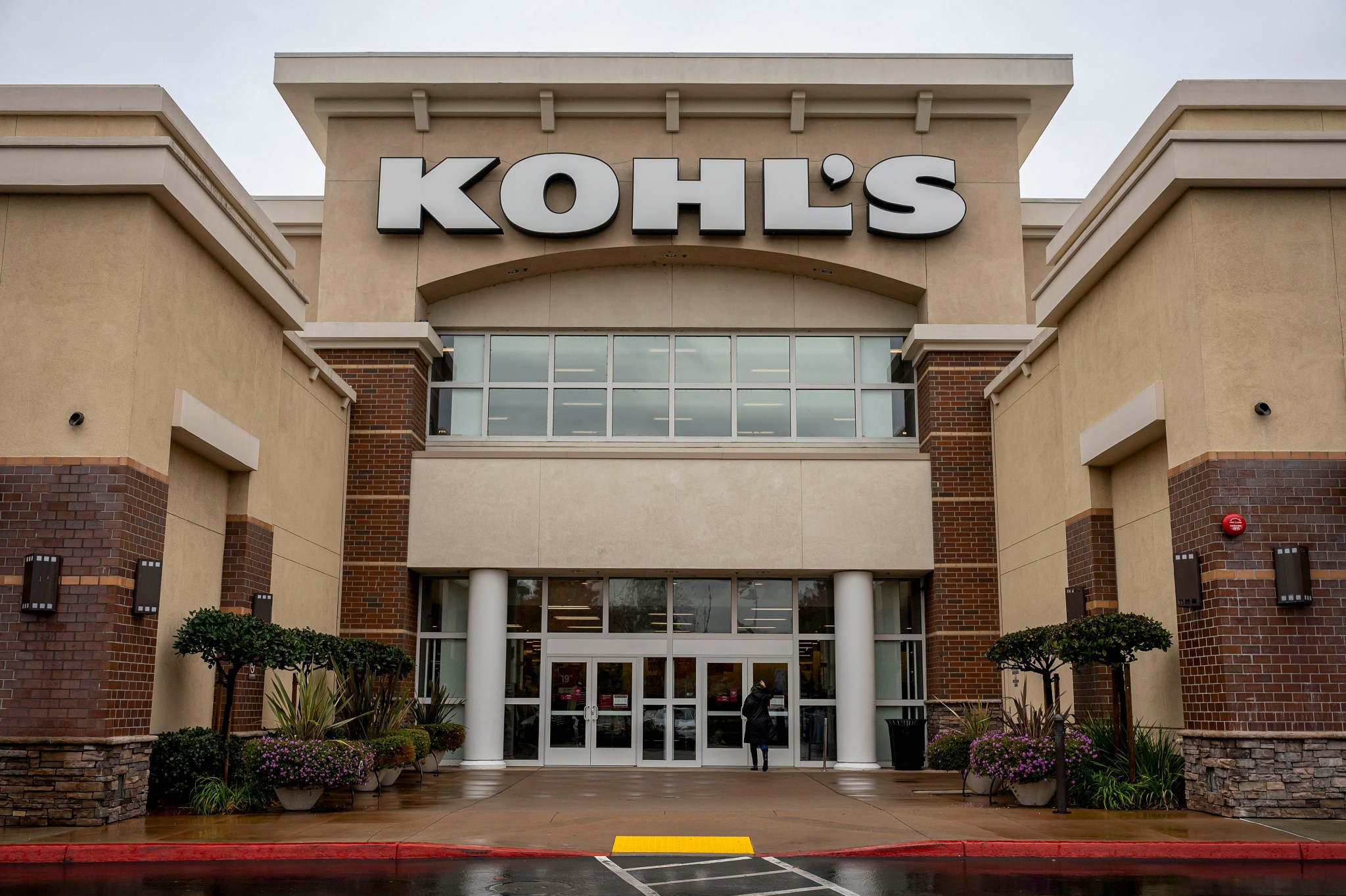 Kohl’s board fight spills into the open with director departure